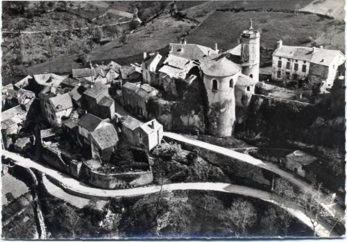 um 1950/60 - En Avion Au-Dessus de 5. Peyreleau (Aveyron), Kirche,Lapie AKU1