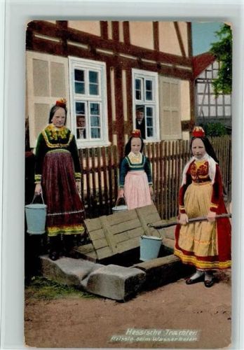Schwälmer Frauen beim Wasserholen