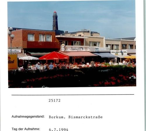 Borkum Bismarckstraße Fußgängerzone Leuchtturm Foto montiert auf Karton