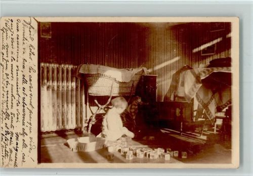 1917 Privatfoto AK Kleinkind spielt mit Bauklötzer, Spielzeug