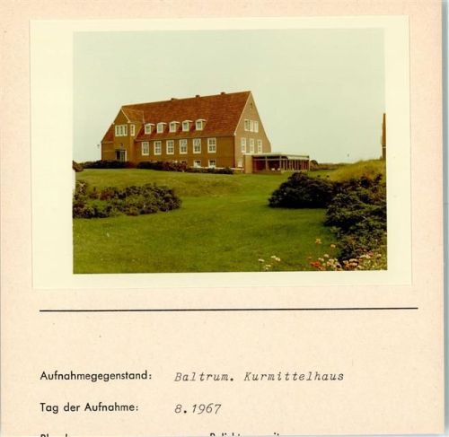 Baltrum Kurmittelhaus Foto montiert auf Karton
