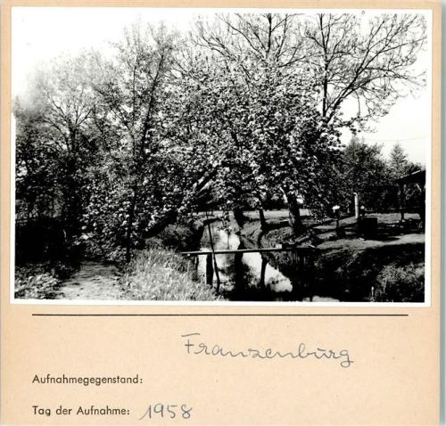 Franzenburg Am Bach Foto montiert auf Karton
