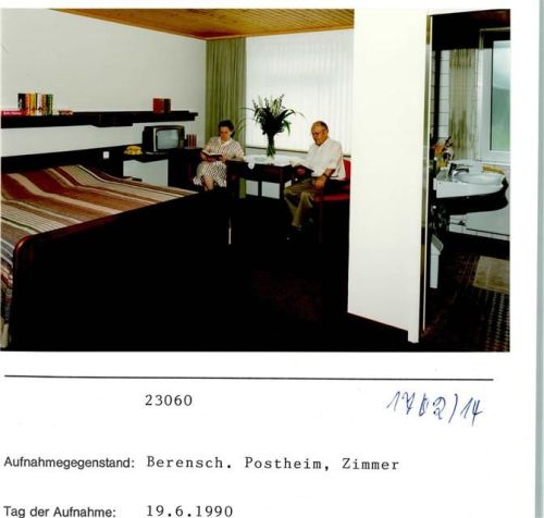 Berensch Postheim Innenaufnahme Doppelzimmer Fernseher Foto montiert auf Karton