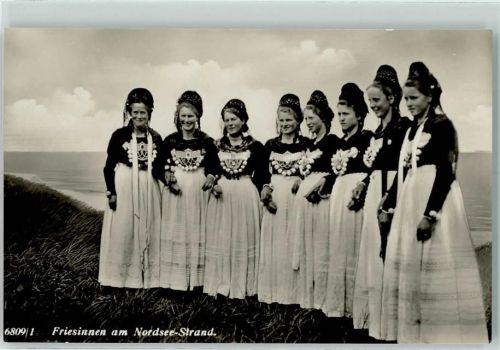 Friesinnen am Nordsee-Strand Trachten