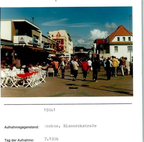 Borkum Bismarckstraße Fußgängerzone Foto montiert auf Karton