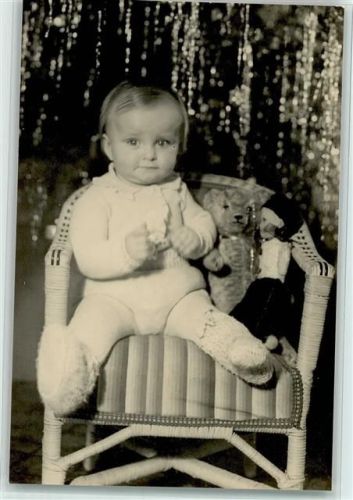 Privatfoto - Baby mit einem Teddy und Puppe unter dem Weihnachtsbaum AK