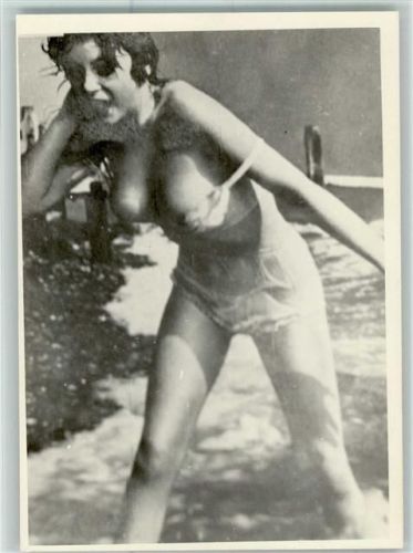 keine AK - Frau am Strand - Reproduktion um 1970 -