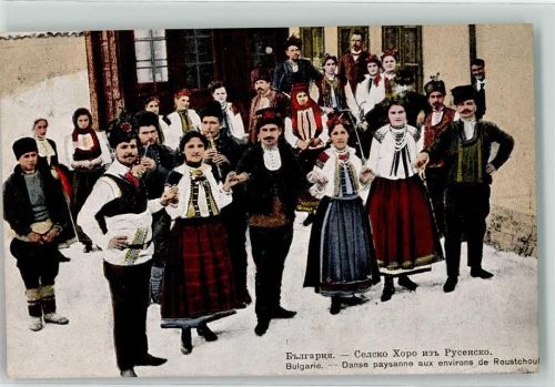 Russe tanzende Trachtengruppe