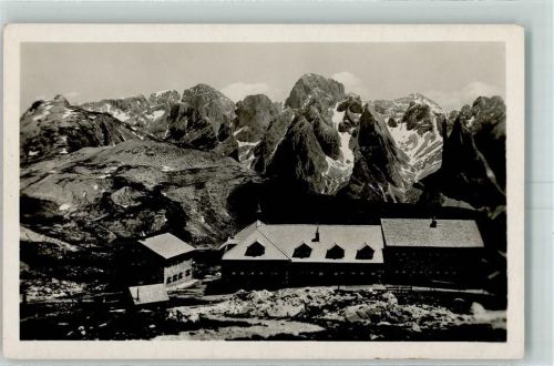 Fiè allo Sciliar Rifugio Monte Pez del Club Alpino di Bolzano con il Catinaccio
