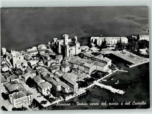 Sirmione Veduta aerea del porto e del Castello Luftaufnahme Gardasee / Lago di Garda
