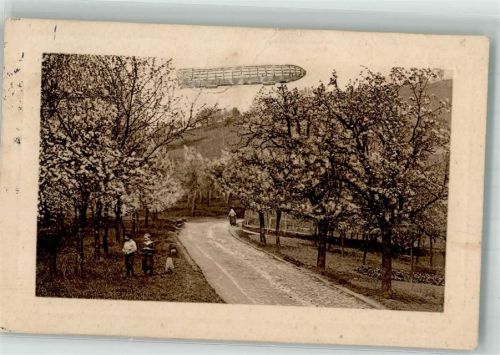 1911 Kinder in einer blühenden Obstplantage