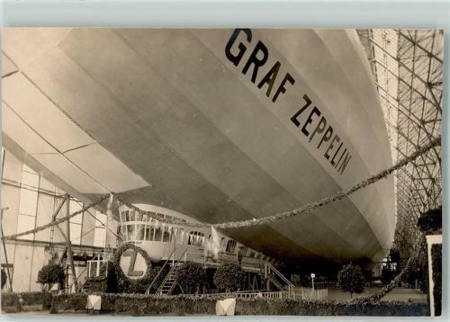 Luftschiff "Graf Zeppelin" in der geschmückten Halle Foto keine AK