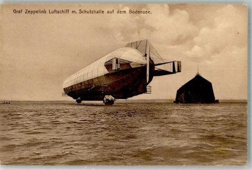 Luftschiff mit Schutzhalle auf dem Bodensee