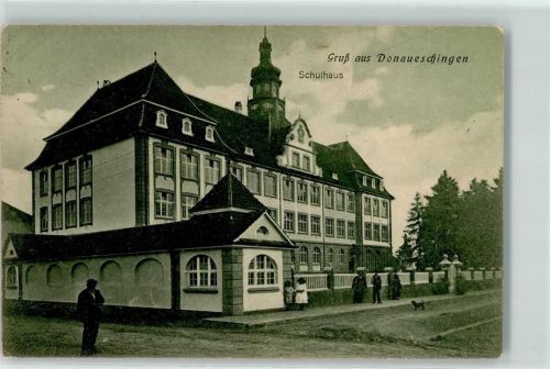Donaueschingen Schulhaus Mann Kinder Hund