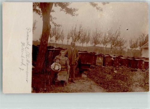 W8859 Hollenbach , Oberbay Familie mit ihren Bienenkörben im Hollenbach Nr. 7 Ort lt. Recherche Biene Privatfoto AK