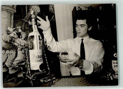 Hans-Jürgen Bäumler an seiner Bar Eiskunstlauf