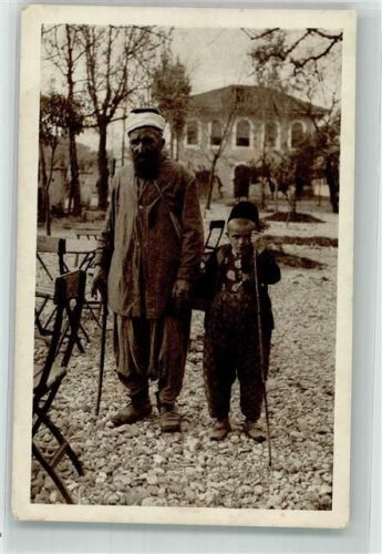 Shkodra Tracht Blinder Bettler und sein Enkel im Stadtpark