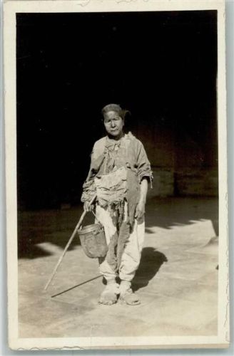 Beijing Tracht Frau Ort lt. Fotograf