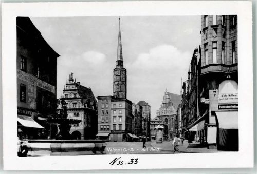 Neisse Nysa FOTO KEINE AK Am Ring mit Tritonbrunnen Kämmereigebäude Rathausturm Litfaßsäule