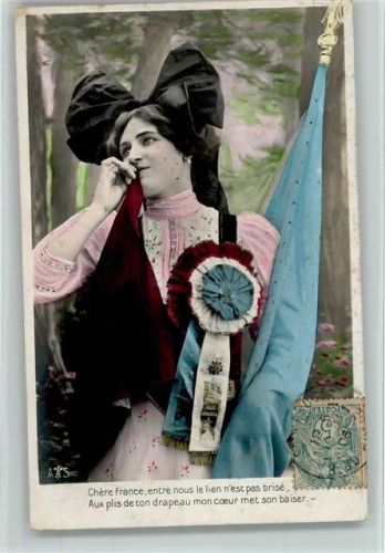 Frau in Tracht küsst die Fahne, AK Patriotik Foto AK