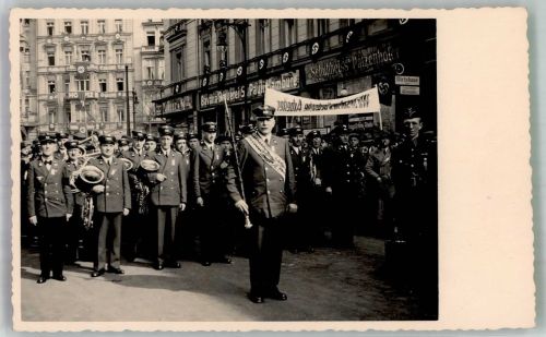 W1000 Kreuzberg Vor dem Anhalterbahnhof Musikgruppen marschieren : Wir brauchen Deutsche Arbeiter Propaganda WK II Foto AK