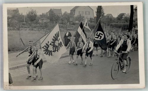 O1199 Köpenick Gruppenmarsch mit Fahnen HJ 1934 Foto AK