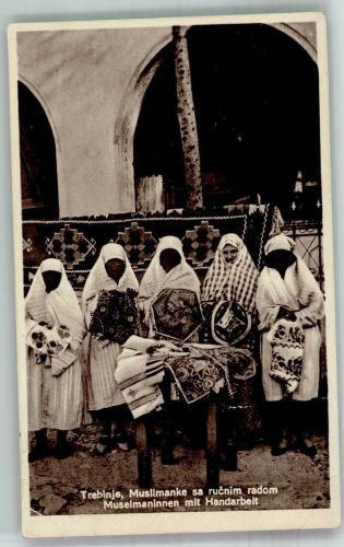 Trebinje Trebing 1933 Gebrauchsspuren Tracht Frauen mit Handarbeit