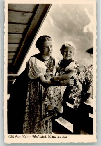 Riezlern , Kleinwalsertal Tracht Mutter mit Kind Kleinwalsertal Trachten Österreich Foto AK