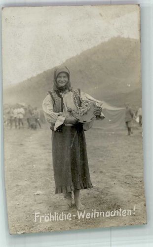 Weihnachtsgrüße WK I Frau in Tracht mit einem antiken Musikinstrument im Hintergrund Soldaten Trachten ehem. Jugoslawien 1916 Foto AK