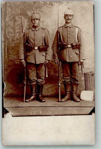 Zwei Soldaten mit Patronengürtel Pickelhaube mit Überzug + Bajonett Uniform WK I 1915 Privatfoto AK