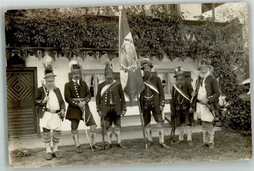 87645 W8959 Hohenschwangau Gebrauchsspuren Gruppenfoto Mitglieder des Schützenvereins Hohenschwangau Privotfoto AK