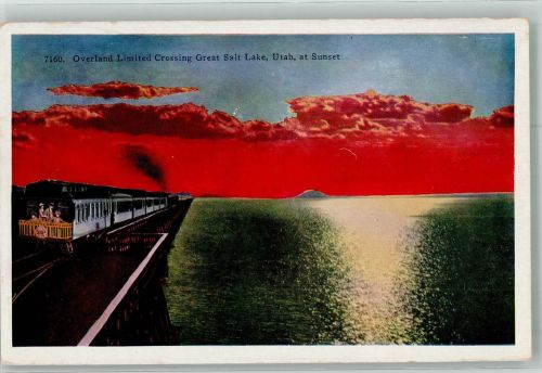 Overland Limited Crossing über den Great Salk Lake im Sonnenuntergang USA Eisenbahnzug