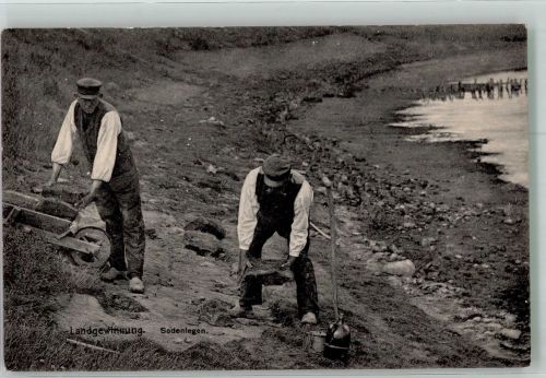 W2250 Husum , Nordsee Männer bei der Arbeit am Deich Fotograf Gerstandt Ort lt. Verlag Umweltschutz