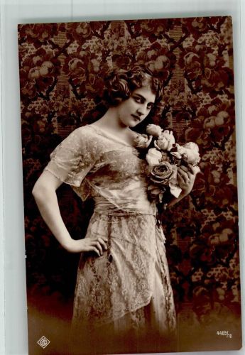 Portrait einer eleganten jungen Frau mit Rosen Haarmode 1914
