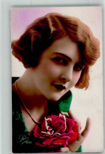Portrait einer jungen Frau mit gewellten Haaren und roter Rose Leo 890 Haarmode 1926