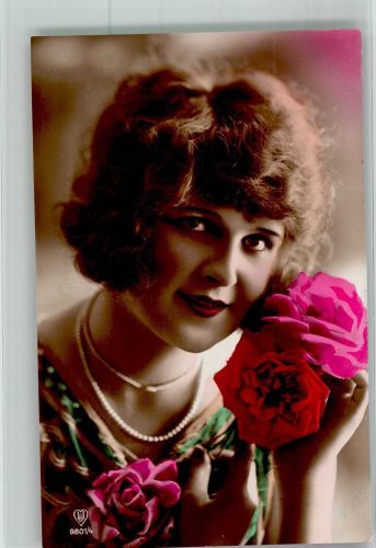 Portrait einer jungen Frau mit Perlenkette und roten Rosen HB 9801/4 Haarmode