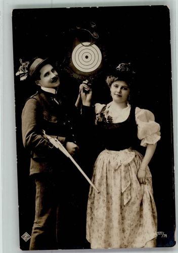 Schütze mit junger Frau in Tracht vor einer Zielscheibe Poesie / Liebe Schützenverein 1904