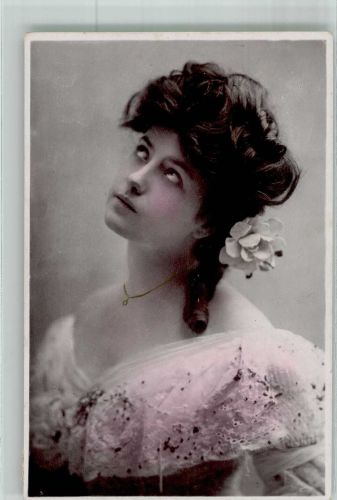 Portrait einer jungen Frau mit Blume im Haar Haarmode Privatfoto AK