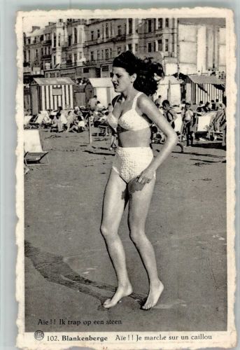Blankenberghe Blankenberge Junge Frau im Bikini tritt auf ein Steinchen Bademode 1948 Foto AK