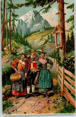 Zwei Frauen und ein Mann in Tiroler Tracht vor einem Marterl im Hochgebirge Trachten Österreich Prägedruck