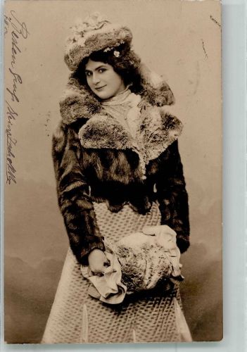 Junge Frau in warmer Winterkleidung Pelzmode Muff 1904