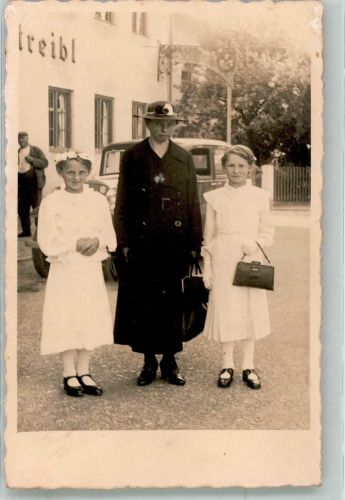 Frau mit zwei weiß gekleideten Kommunionmädchen Kommunion Privatfoto AK