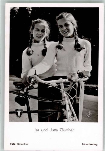 Die kindlichen Isa und Jutta Günther mit Fahrrad im Film Wirtin vom Wörthersee Filmschauspieler Foto AK