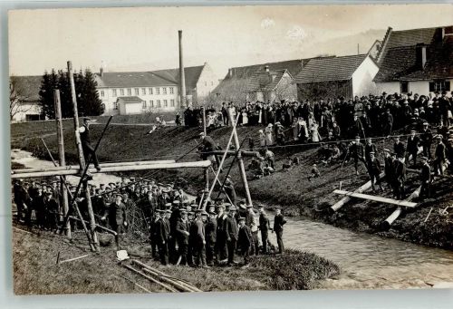 79761 W7890 Tiengen , Hochrhein Foto AK Dorfbach Gruppenaufnahme Ort lt. Fotograf