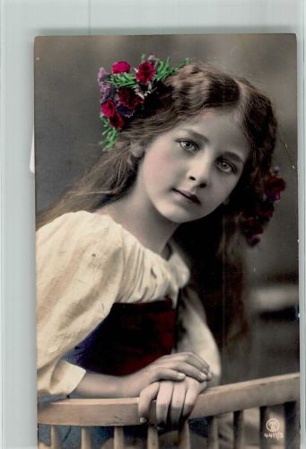 Mädchen mit Blumenschmuck im Haar Haarmode 1908