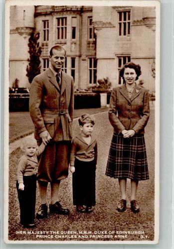 Die junge Königin Queen Elizabeth mit Prinz Philip und den Kindern Charles und Anne Adel England Foto AK