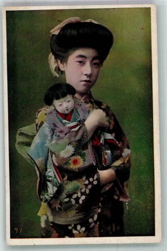 Kind im Kimono mit einer Puppe Volkstypen / Brauchtum Japan
