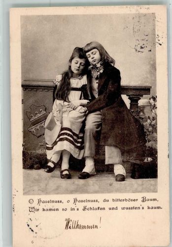 Zwei schlafende verliebte Kinder halten sich im Arm Kinderpoesie 1902