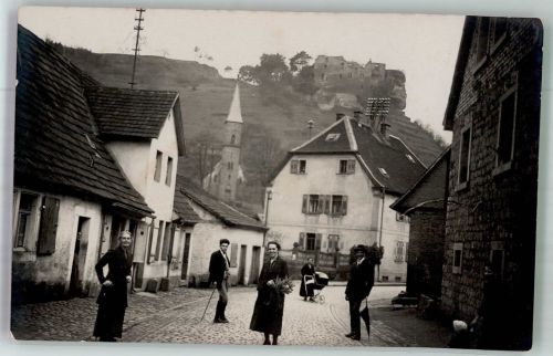 67468 W6731 Frankenstein , Pfalz 1925 Privatfoto AK Dorfstrasse Frau mit Kinderwagen Burgruine Frankenstein Dorfkirche