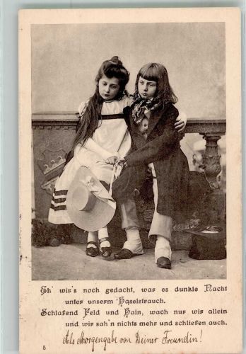 Zwei müde verliebte Kinder halten sich im Arm Kinderpoesie 1902